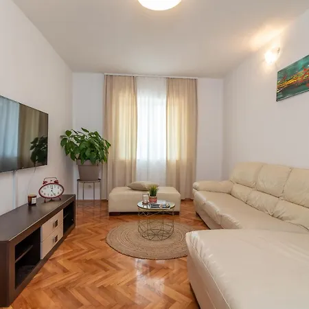 Radic-perfect Location For Summer Activities Lejlighed Trogir