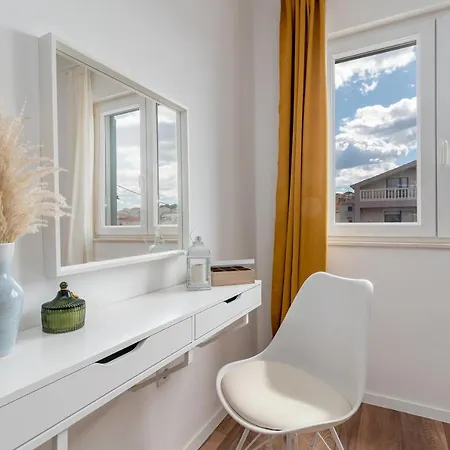 Radic-perfect Location For Summer Activities Lejlighed Trogir